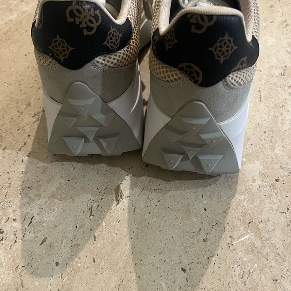 GUESS Women's Invited Sneaker Size 9.5 - Picture 2 of 9